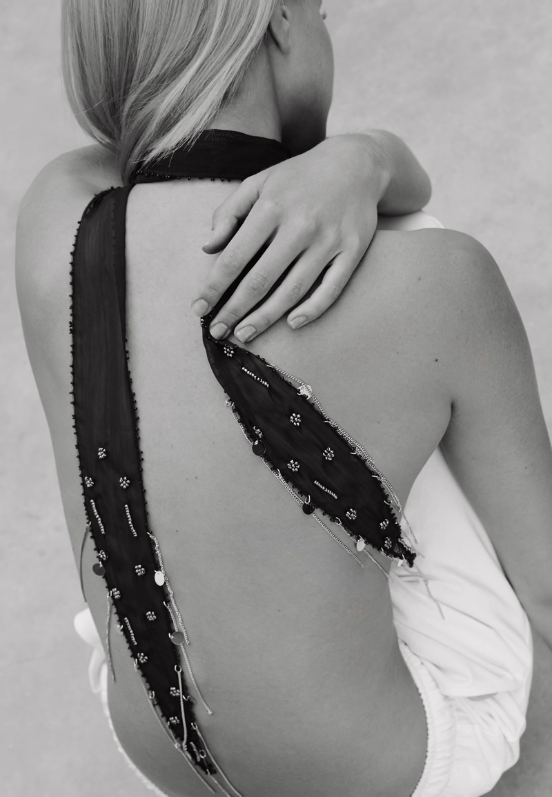 Тонкий платок с бусинами