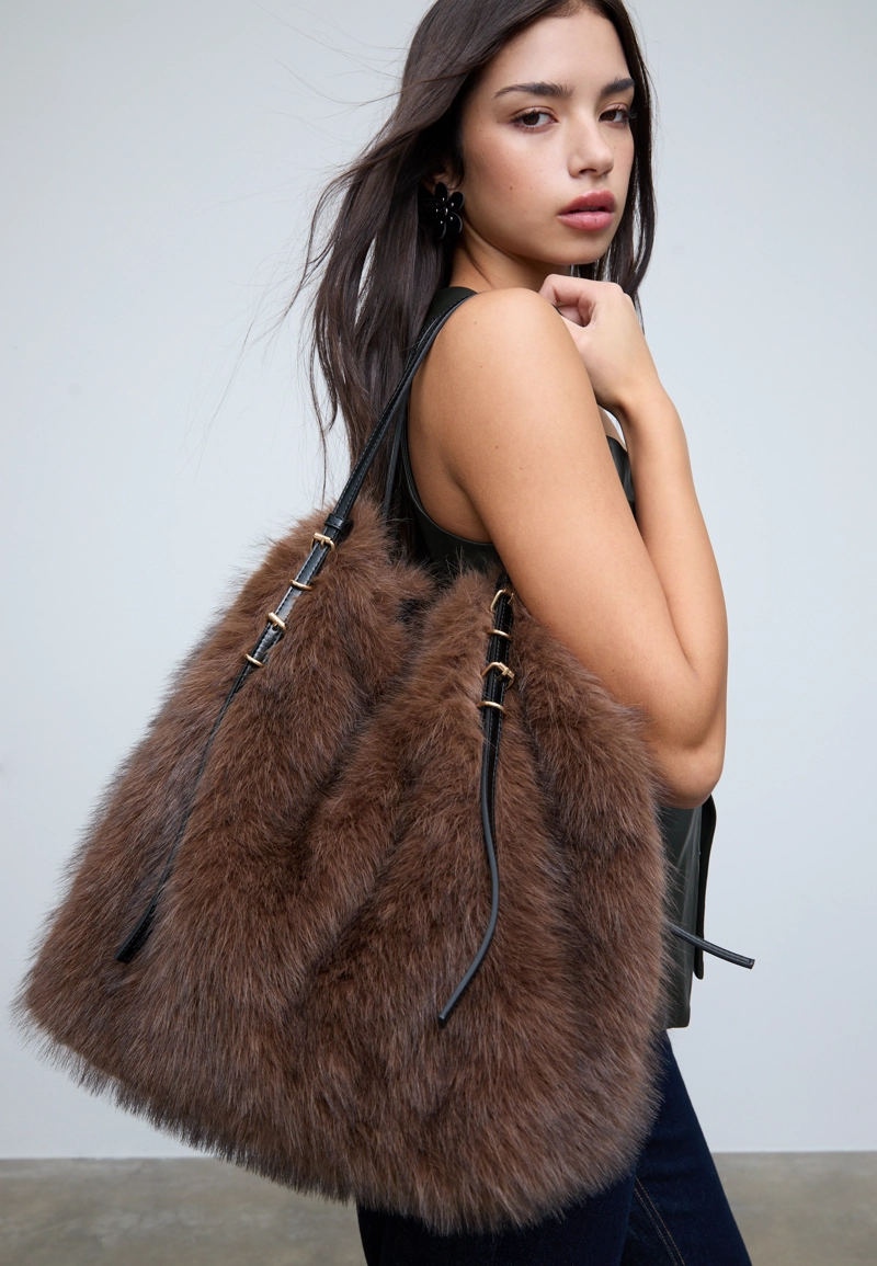 Сумка-шопер из искусственного меха