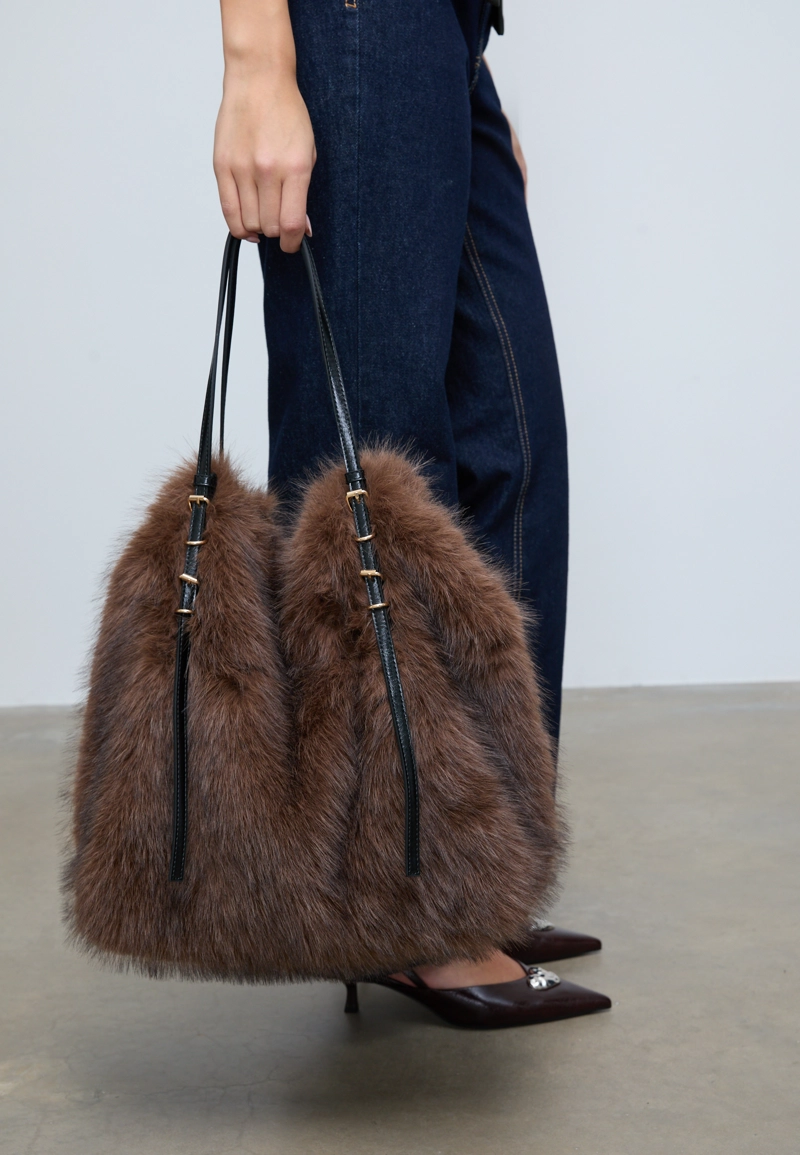 Сумка-шопер из искусственного меха