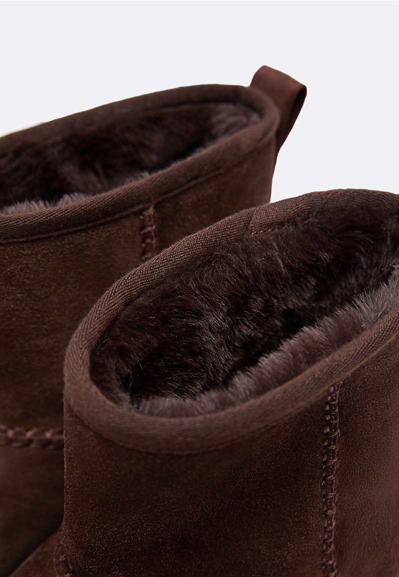 Ботинки из кожи на плоской подошве с меховой подкладкой
