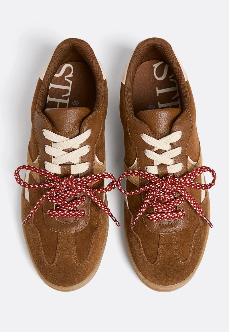 Повседневные кроссовки с двойными шнурками