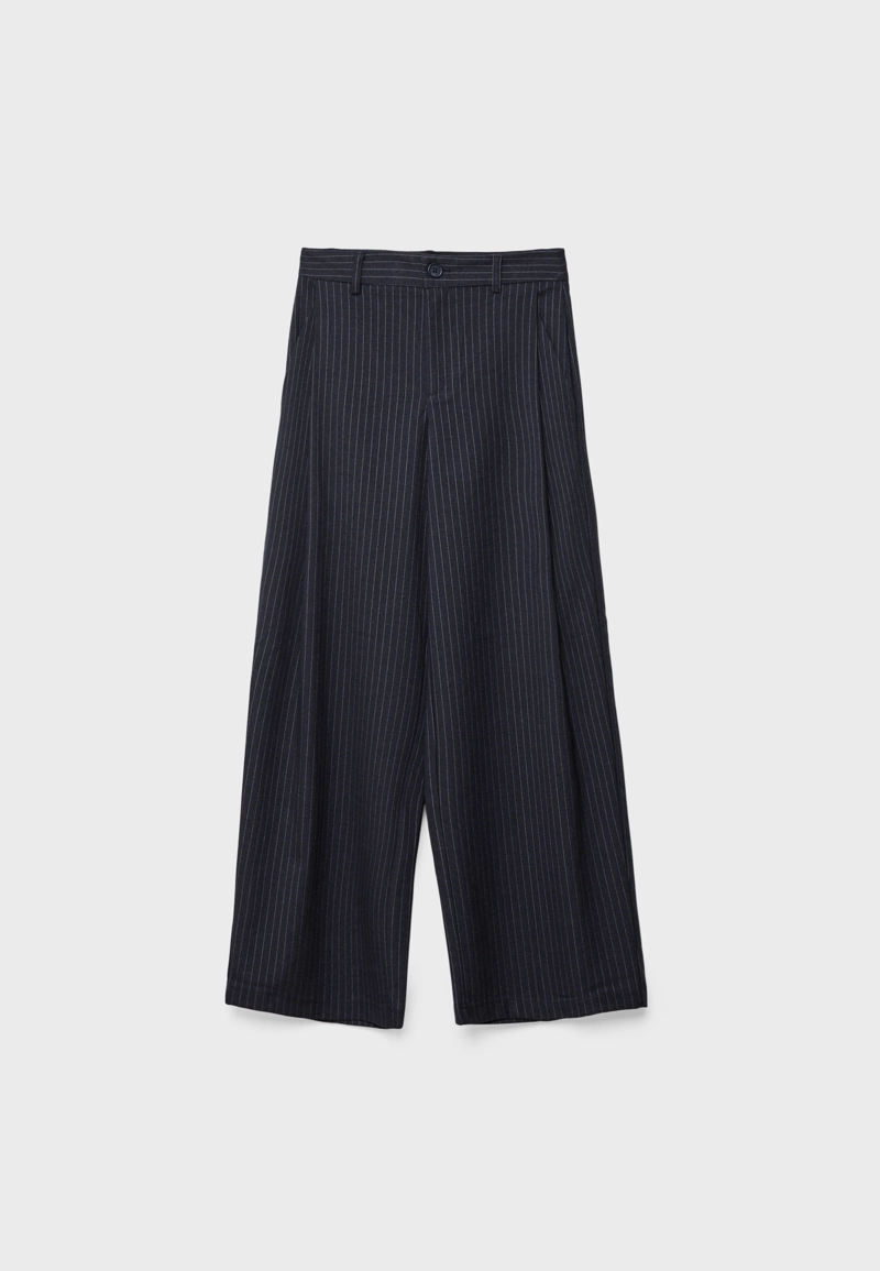 Брюки в полоску с защипами