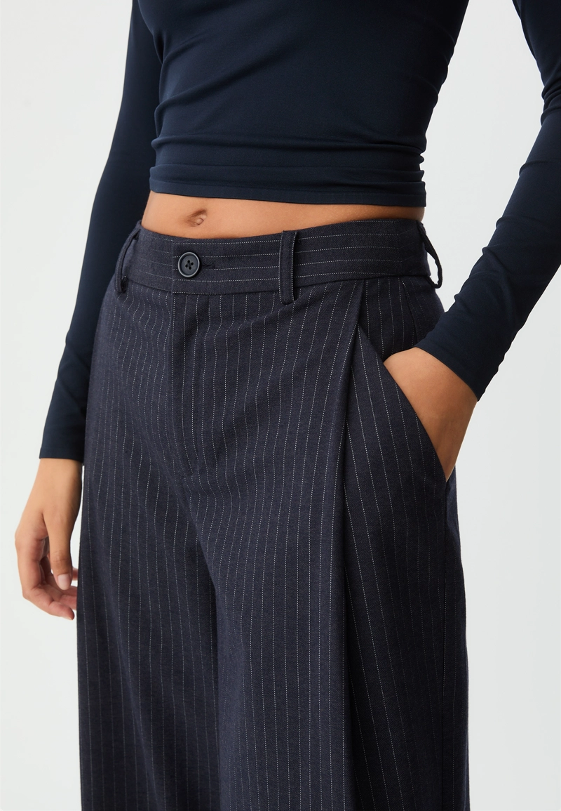 Брюки в полоску с защипами