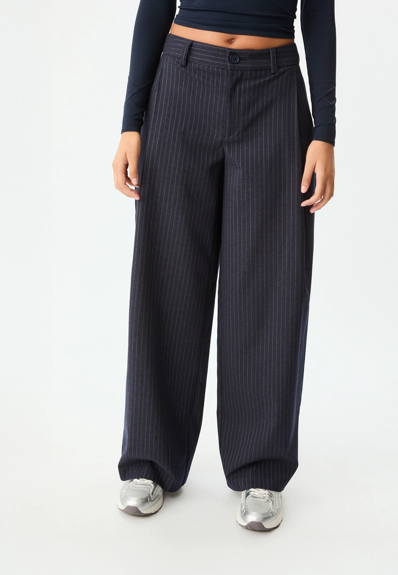 Брюки в полоску с защипами