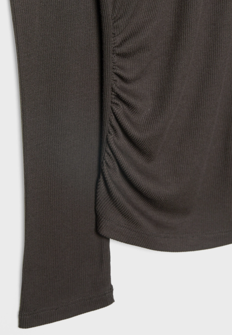 Асимметричная футболка со сборками