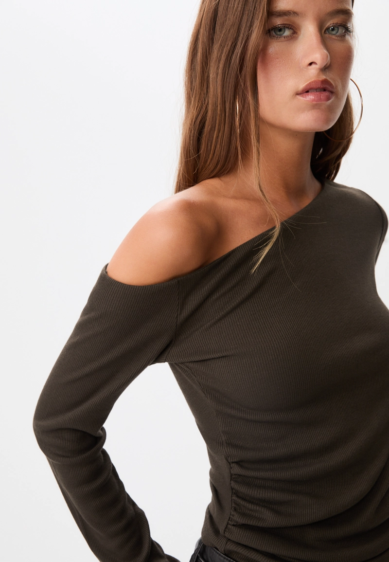 Асимметричная футболка со сборками