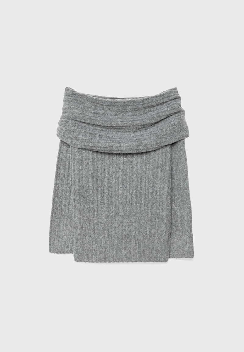 Асимметричный джемпер в рубчик с открытыми плечами