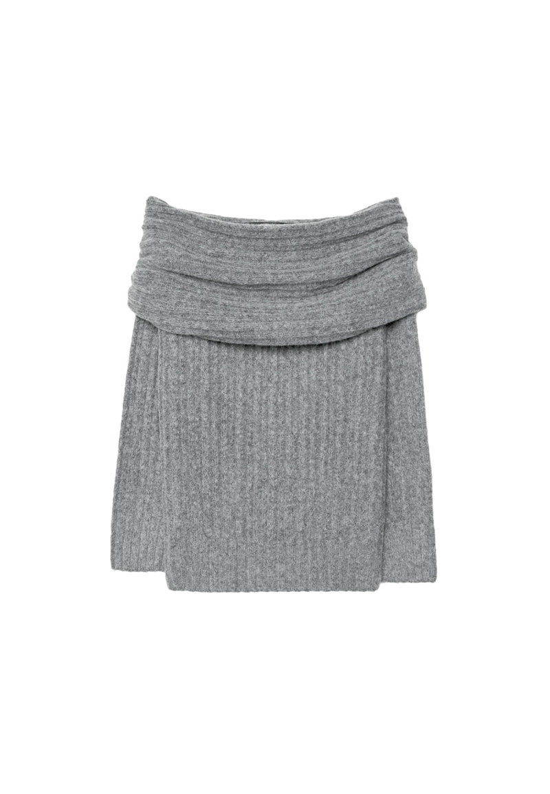 Асимметричный джемпер в рубчик с открытыми плечами