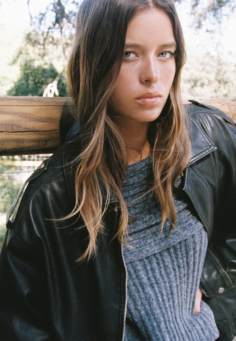 Асимметричный джемпер в рубчик с открытыми плечами