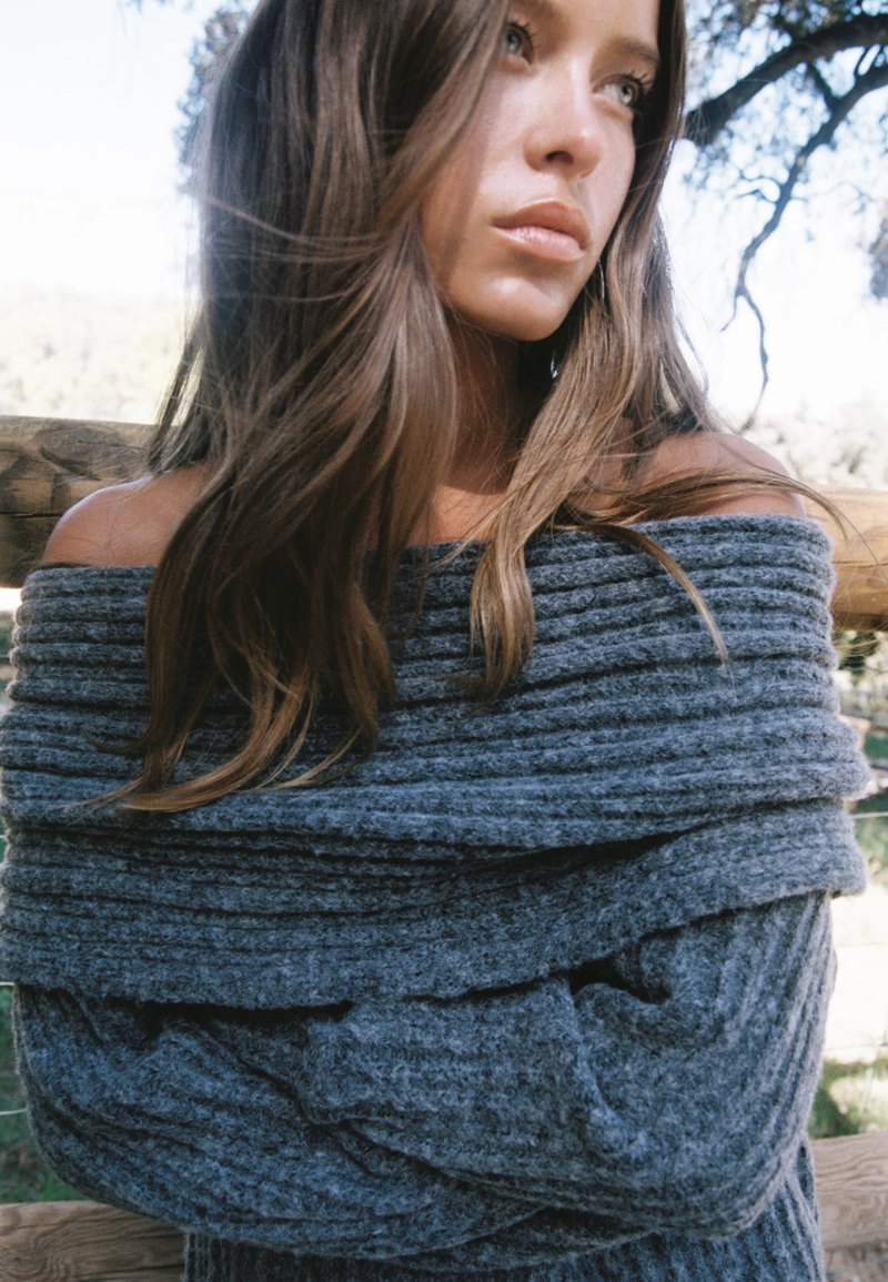 Асимметричный джемпер в рубчик с открытыми плечами