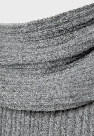 Асимметричный джемпер в рубчик с открытыми плечами- Заказать в России