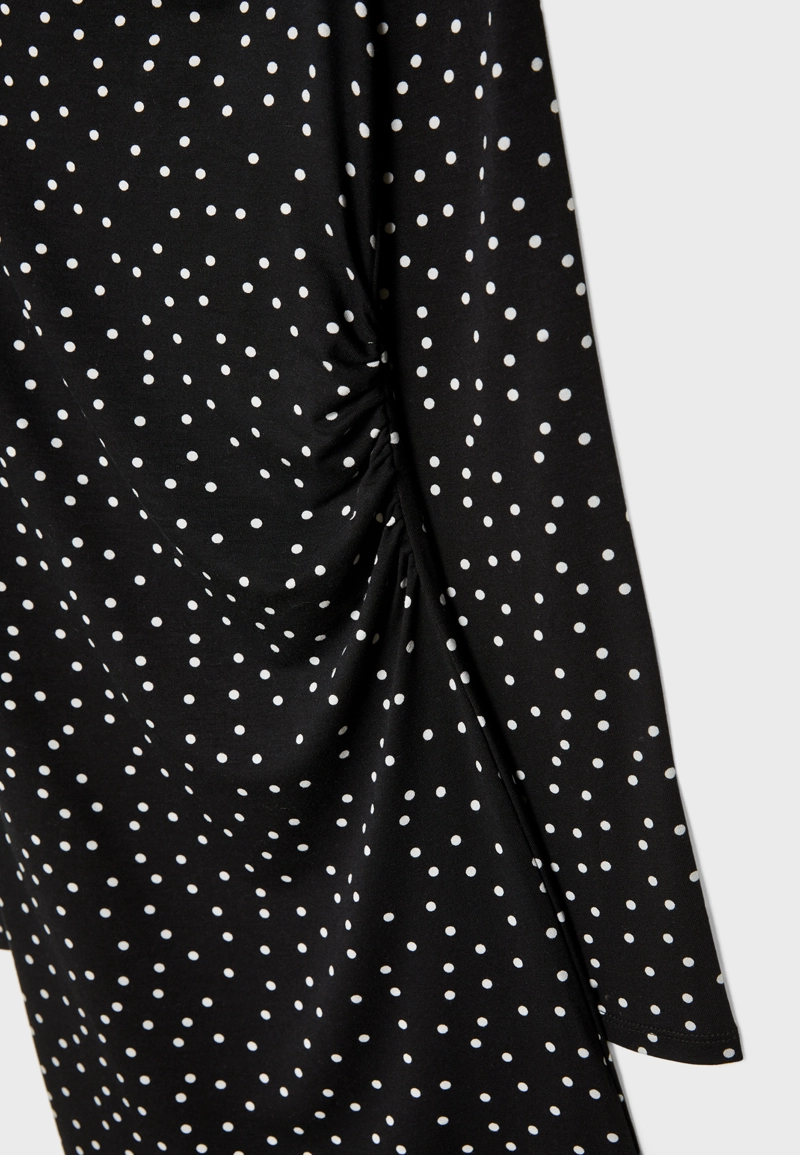 Короткое платье в горошек