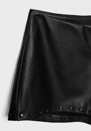 Микрошорты из искусственной кожи с заклепками- Заказать в России