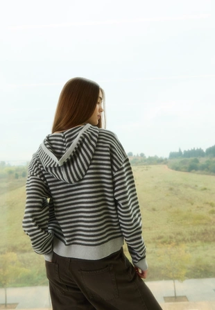 STRIPED HOODED SWEATER- Заказать в России