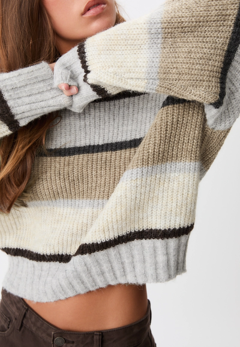 Джемпер в полоску с вырезом-лодочкой