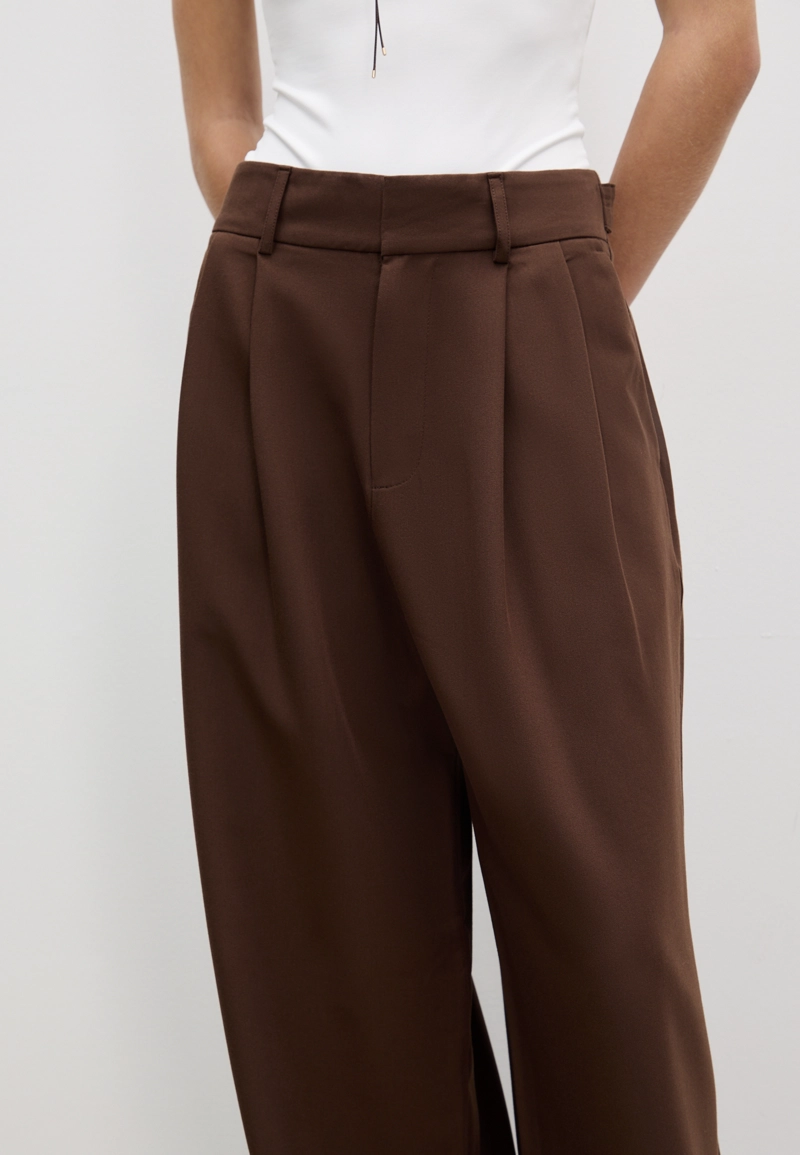 Регулируемые брюки очень широкого кроя