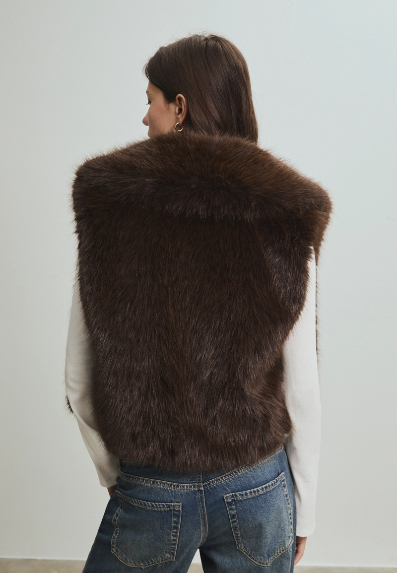 Жилет из искусственного меха