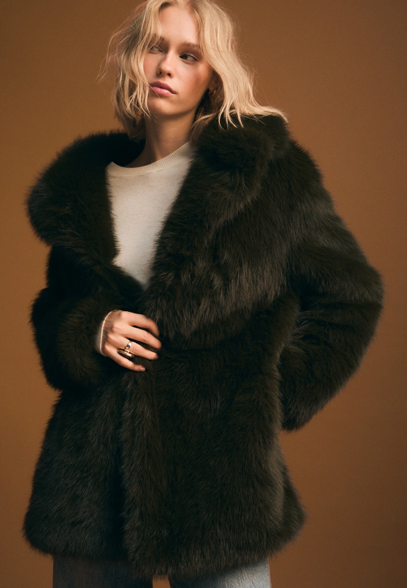 Пальто из искусственного меха стандартной длины