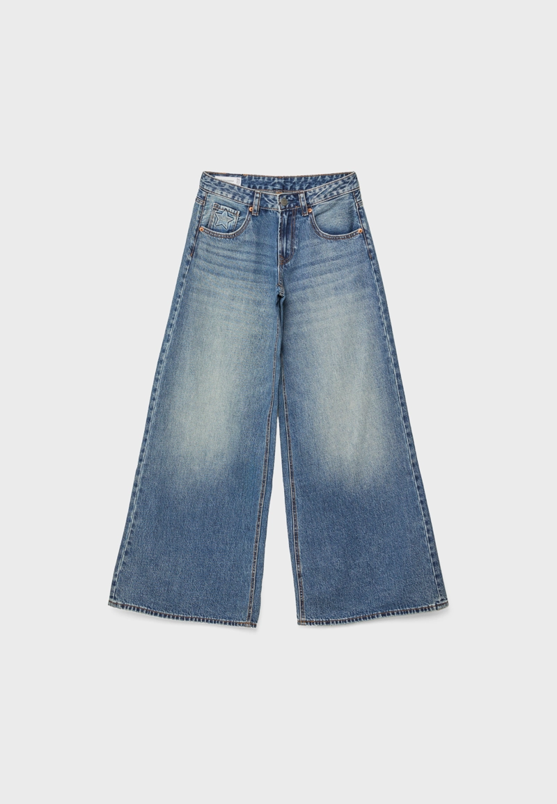 Джинсы с низкой посадкой и широкими штанинами, украшенные звездами