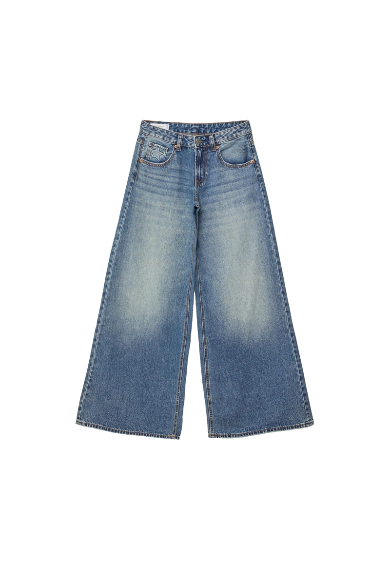 Джинсы с низкой посадкой и широкими штанинами, украшенные звездами