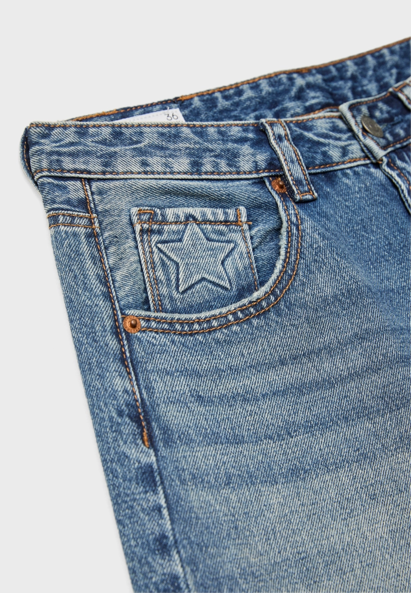 Джинсы с низкой посадкой и широкими штанинами, украшенные звездами