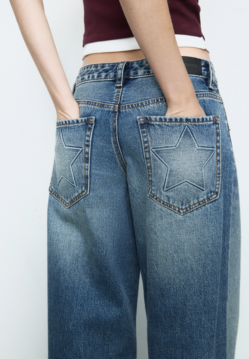 Джинсы с низкой посадкой и широкими штанинами, украшенные звездами