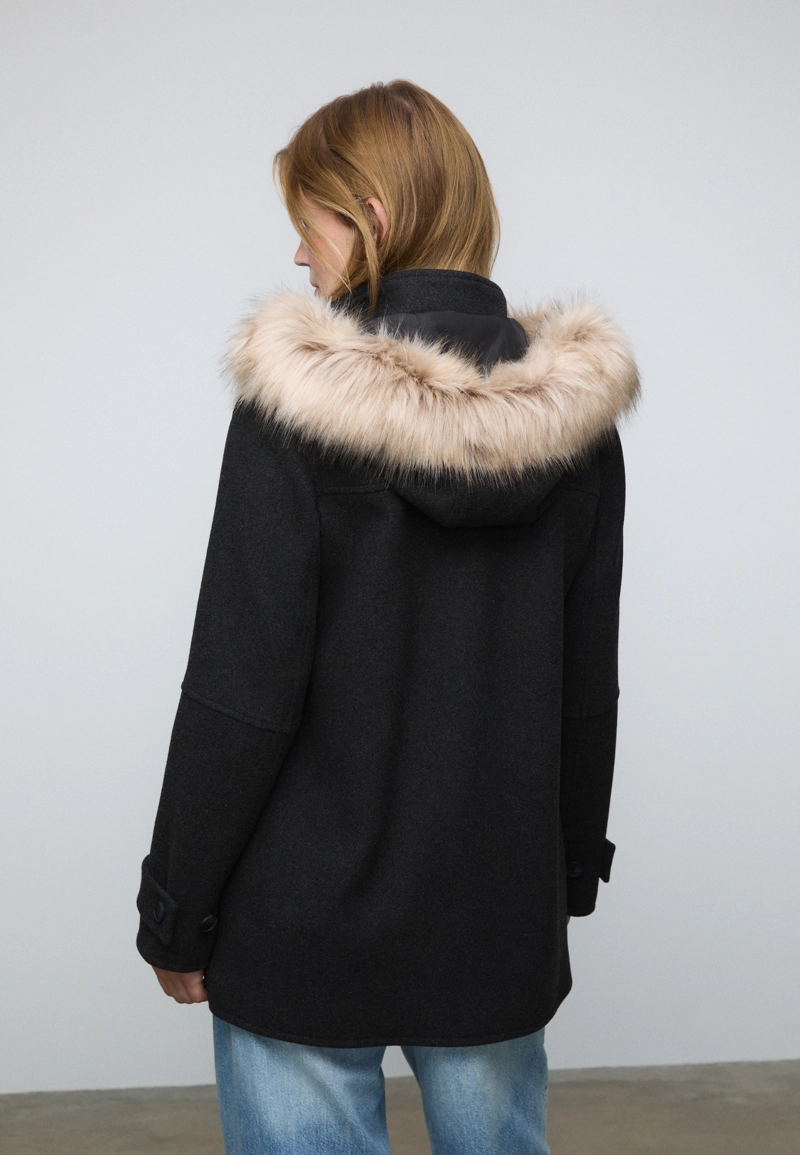 Пальто с меховым капюшоном
