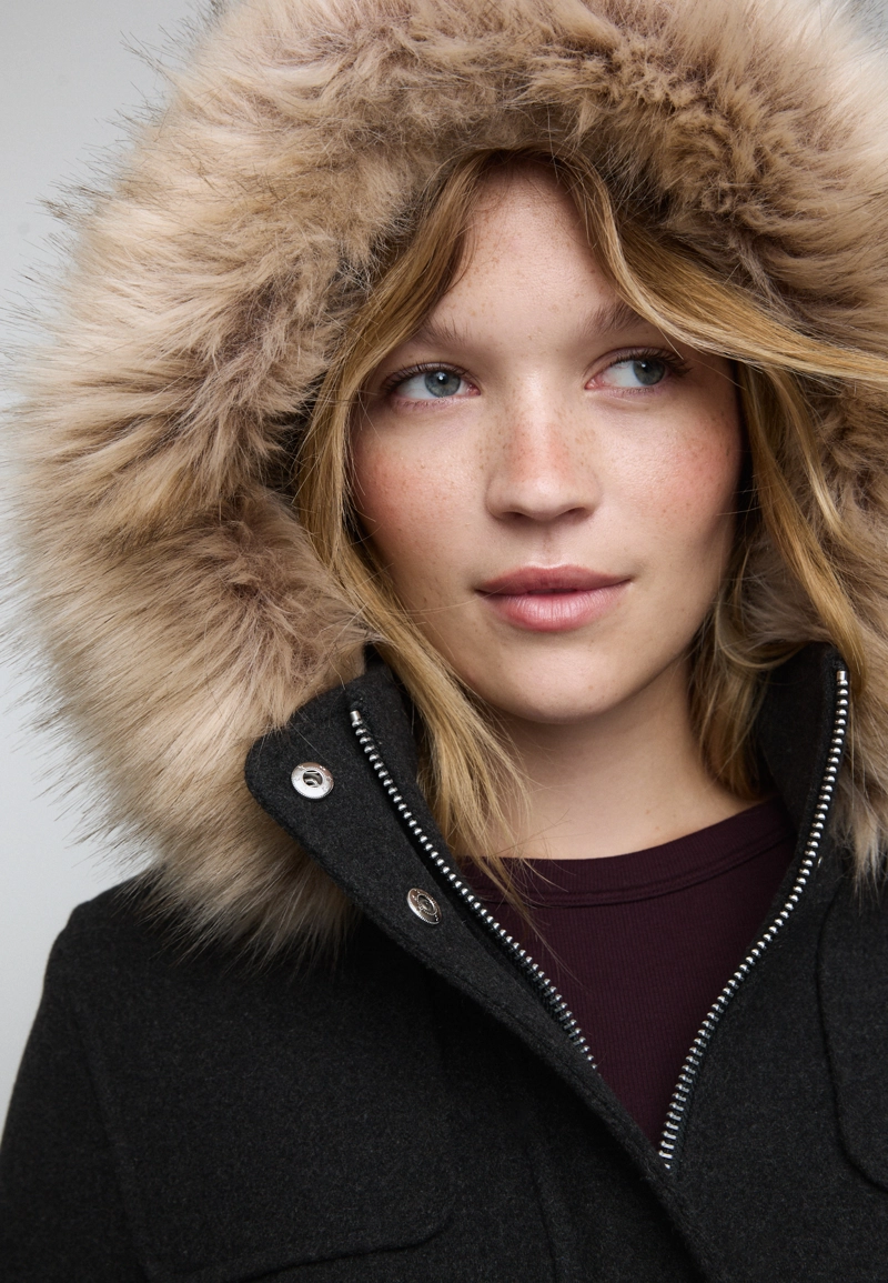 Пальто с меховым капюшоном