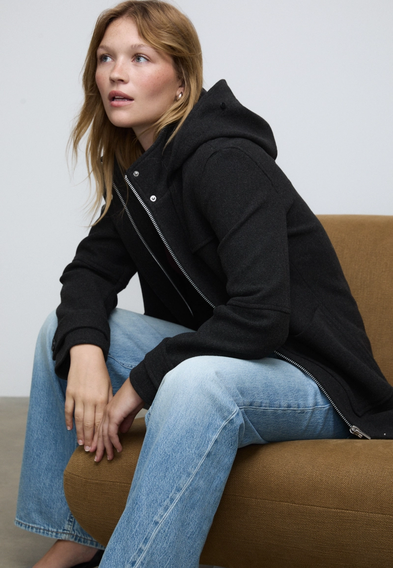 Пальто с меховым капюшоном