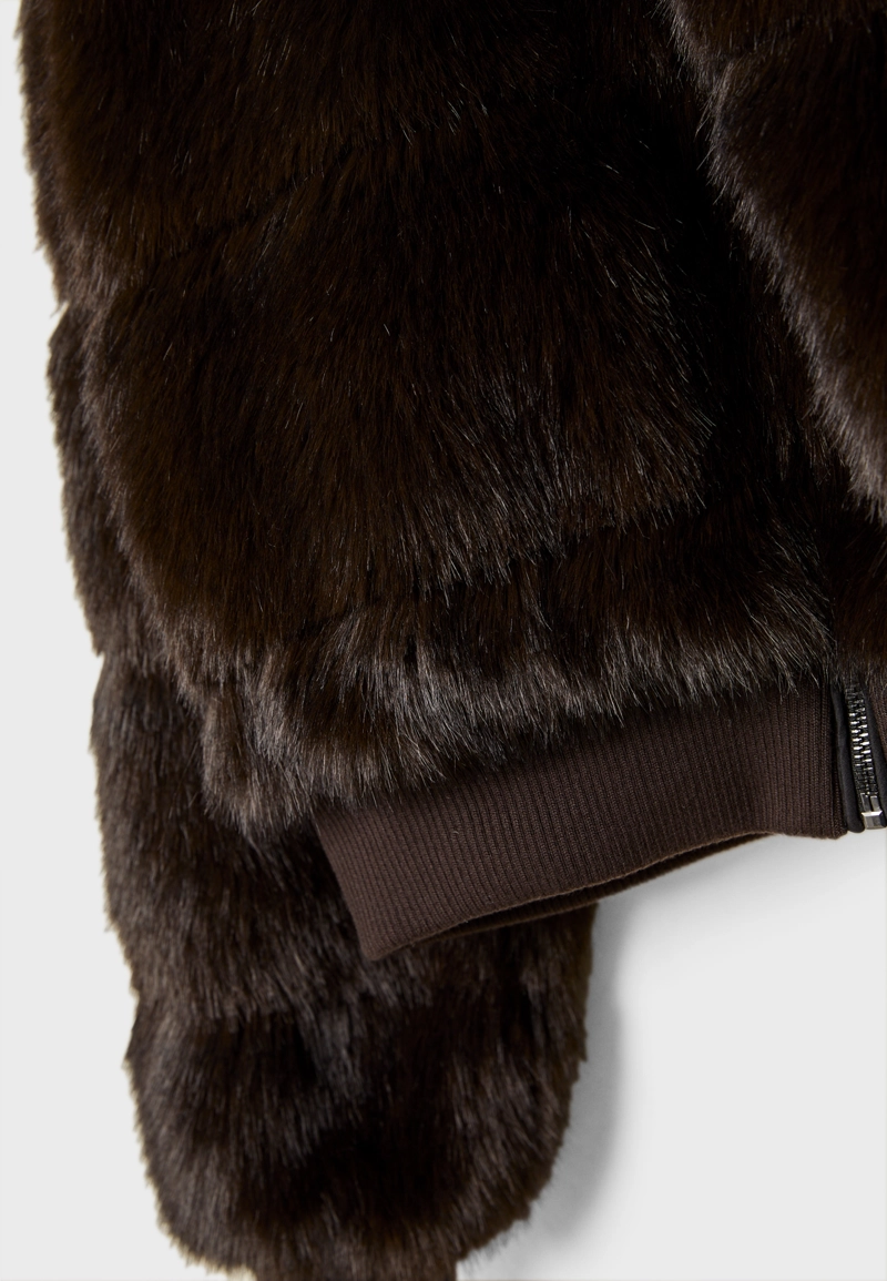 Бомбер из искусственного меха на молнии