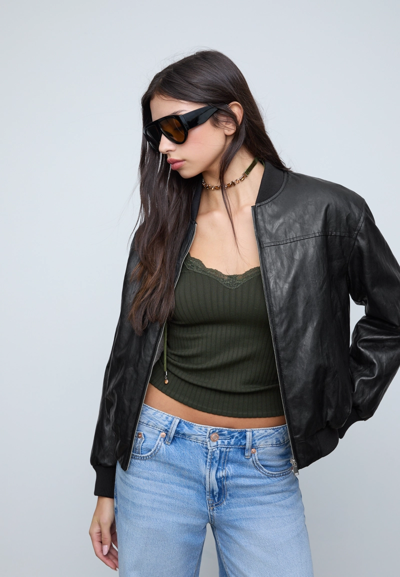 Стеганая куртка-бомбер из искусственной кожи