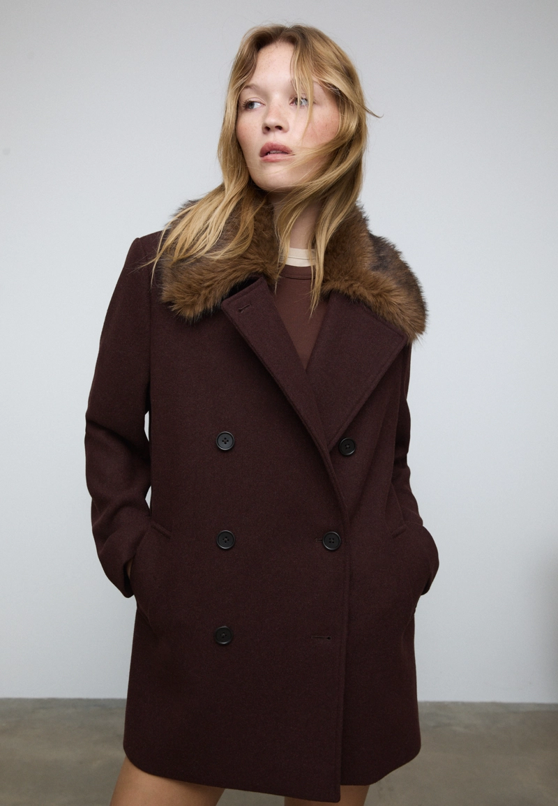 Пальто с воротником из искусственного меха