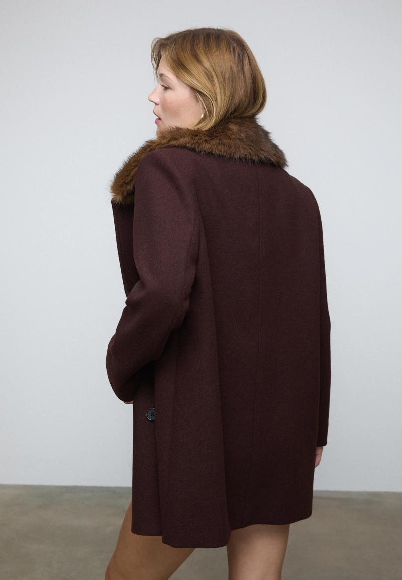 Пальто с воротником из искусственного меха