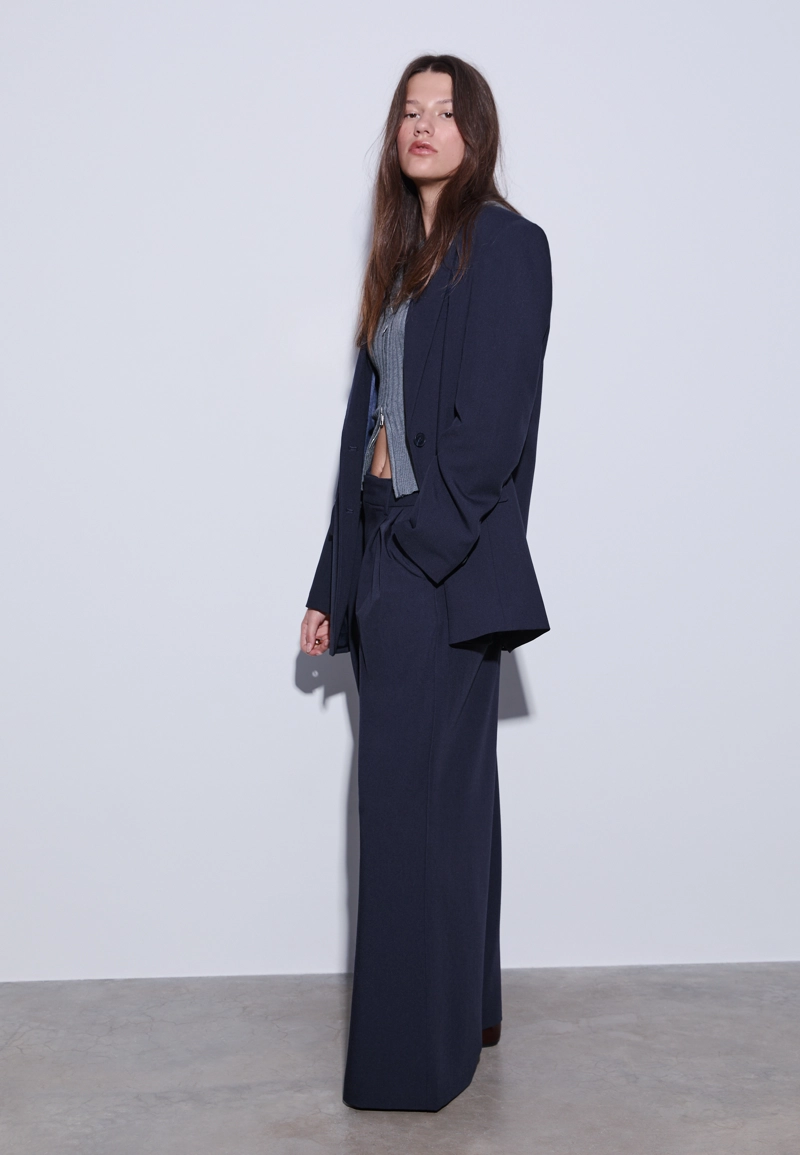 Брюки очень широкого кроя с регулируемой талией