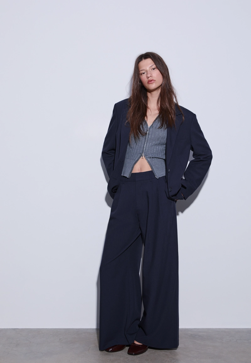 Брюки очень широкого кроя с регулируемой талией