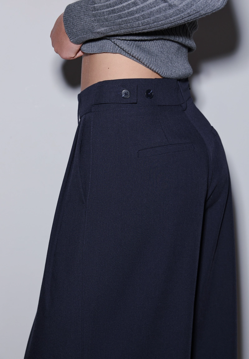 Брюки очень широкого кроя с регулируемой талией