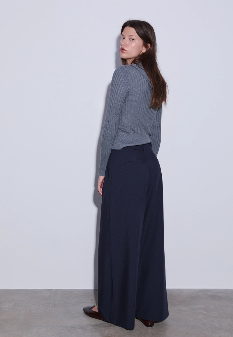 Брюки очень широкого кроя с регулируемой талией