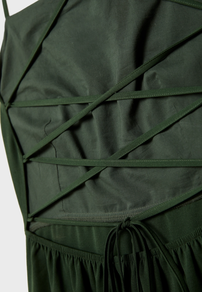 Длинное струящееся платье с открытой спиной