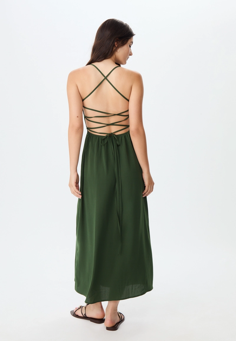 Длинное струящееся платье с открытой спиной