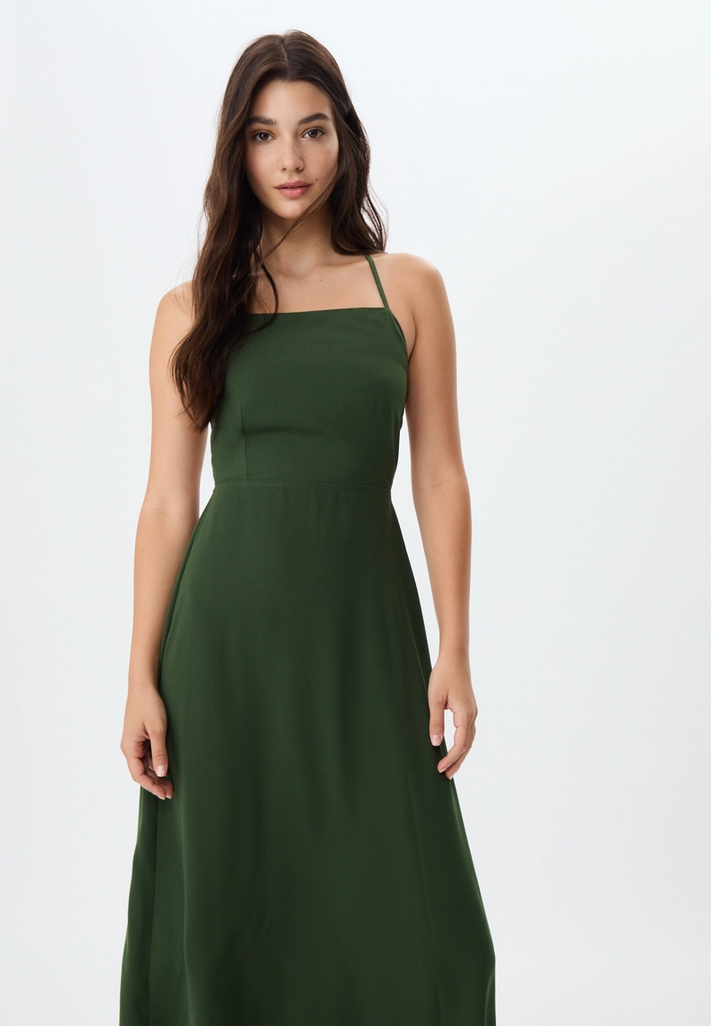 Длинное струящееся платье с открытой спиной