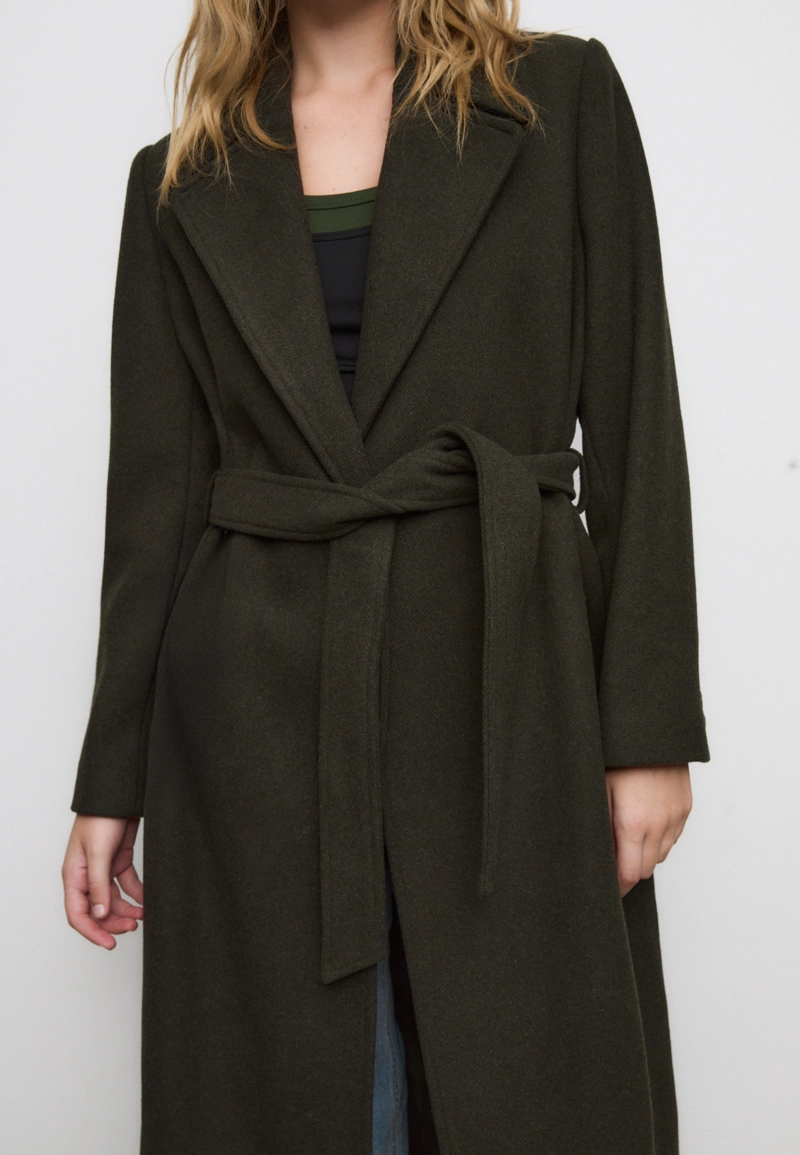 Длинное пальто с поясом