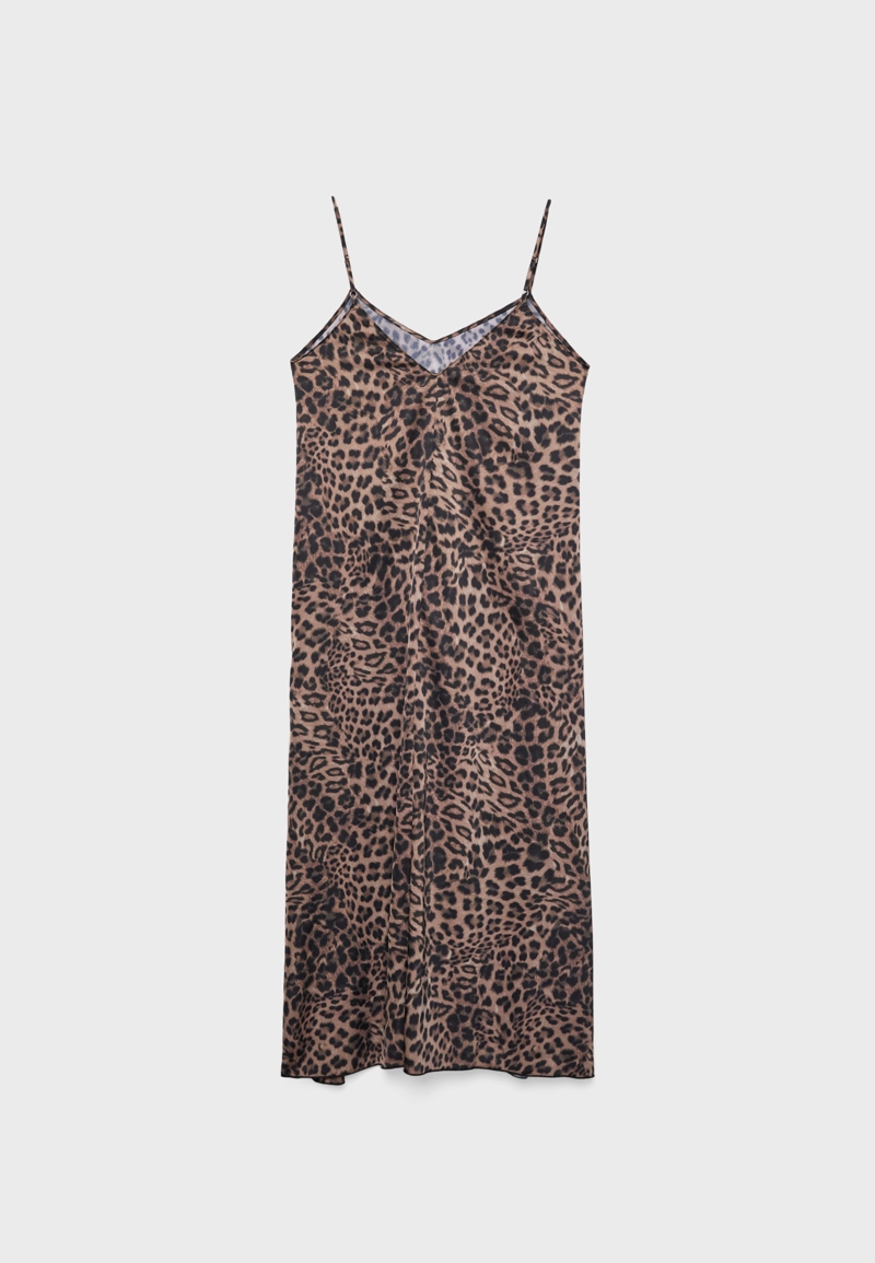 Длинное струящееся атласное платье с леопардовым принтом