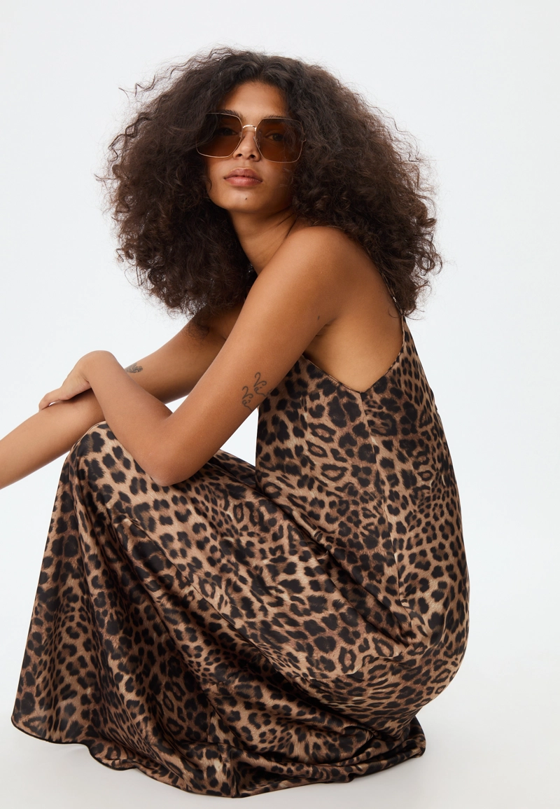 Длинное струящееся атласное платье с леопардовым принтом