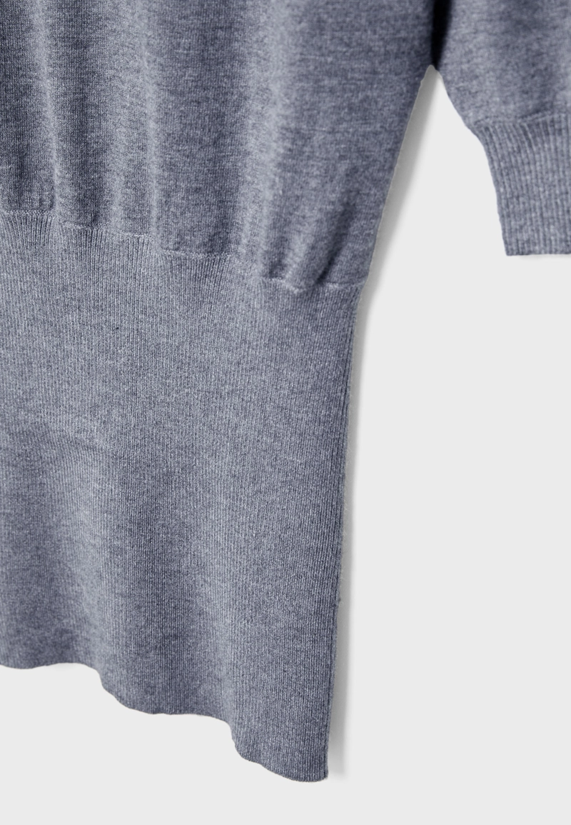 Короткое трикотажное платье с вырезом «лодочка»