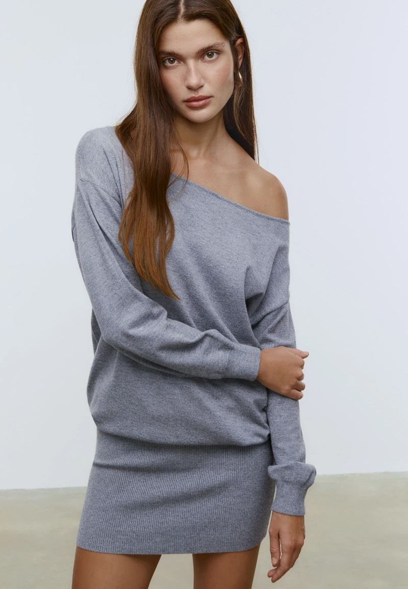 Короткое трикотажное платье с вырезом «лодочка»