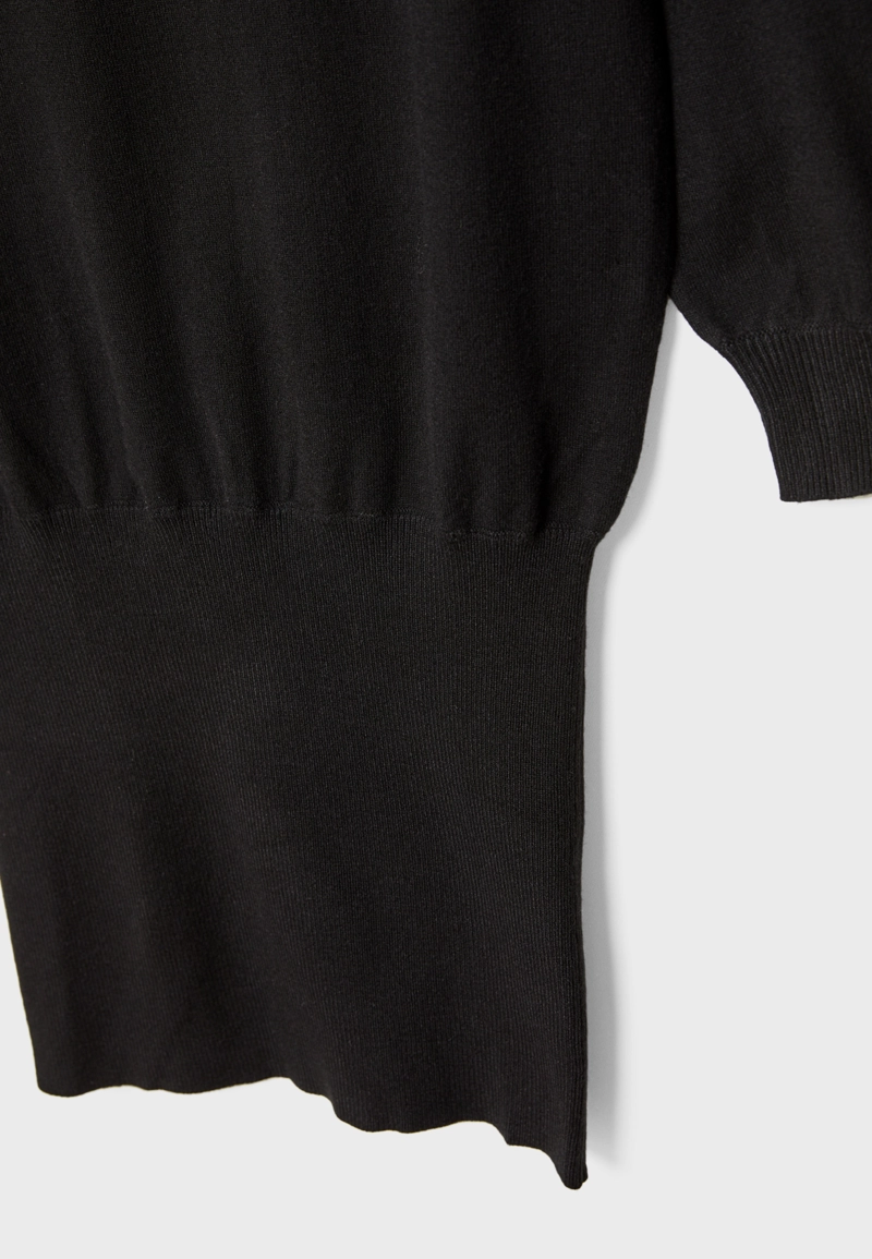 Короткое трикотажное платье с вырезом «лодочка»