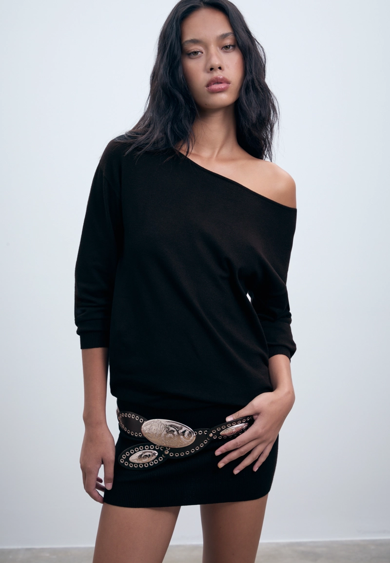 Короткое трикотажное платье с вырезом «лодочка»