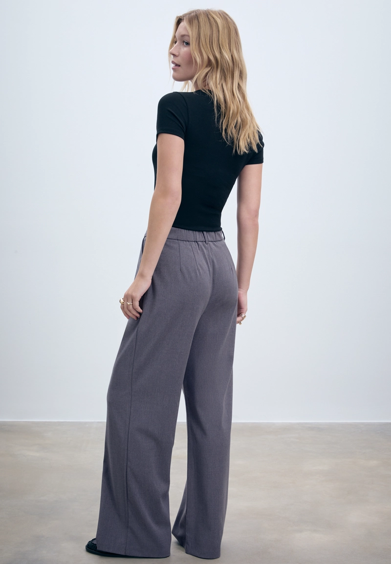 Брюки в классическом стиле с широкими штанинами