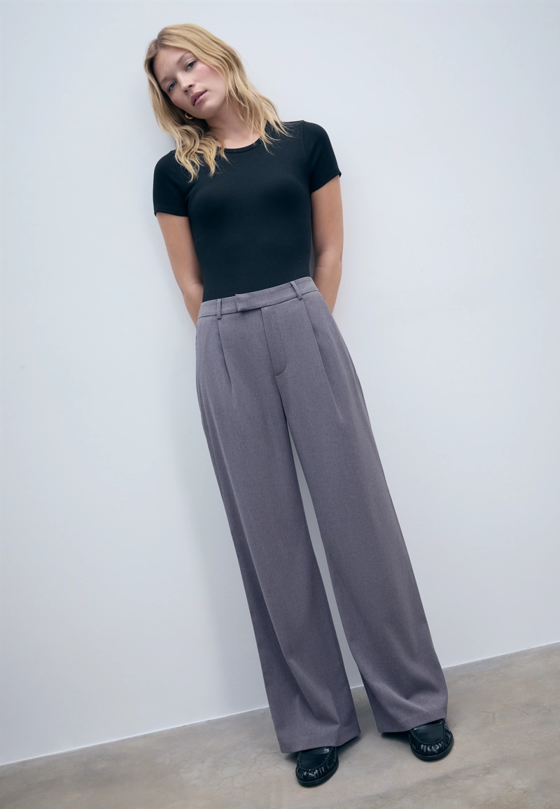 Брюки в классическом стиле с широкими штанинами