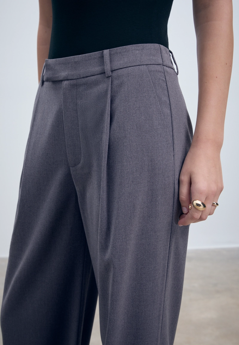 Брюки в классическом стиле с широкими штанинами